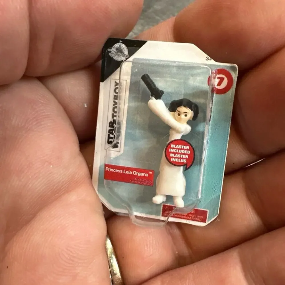 Star Wars Toybox Mini Toy Princess Leia Organa with Blaster Action Figure